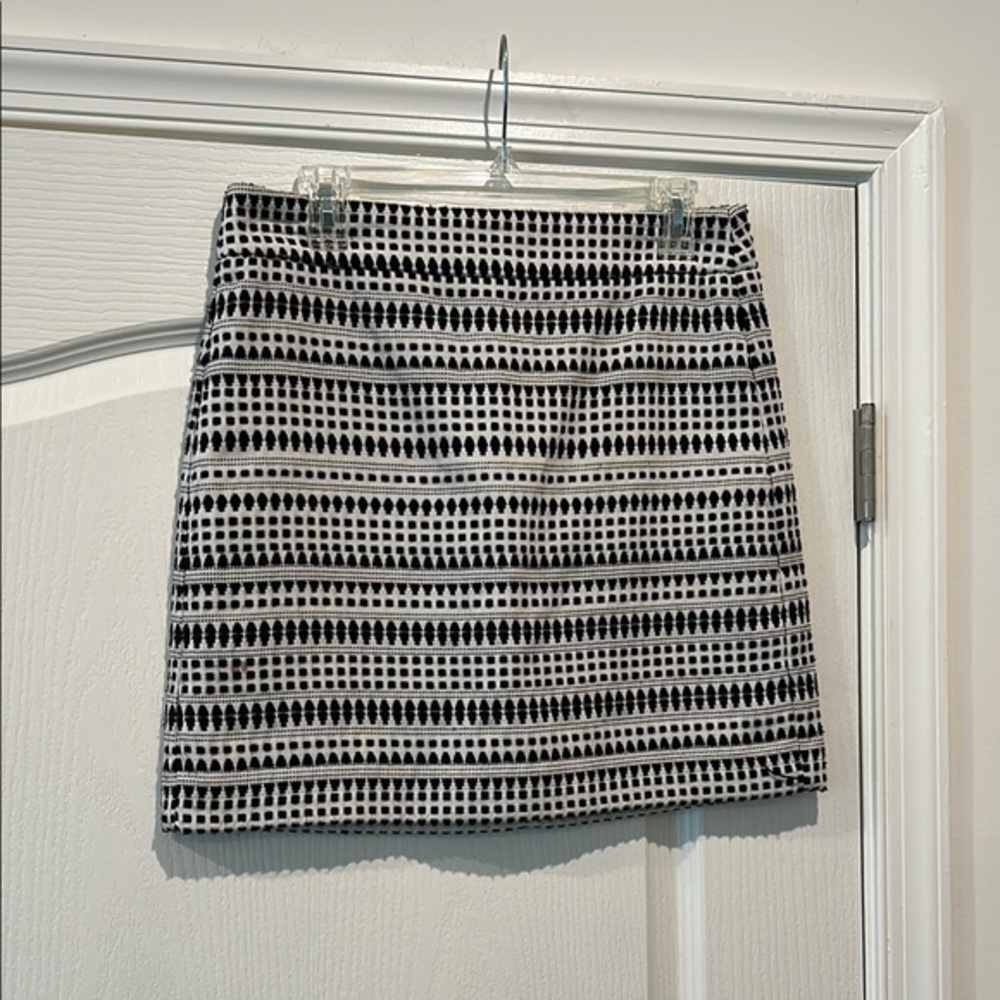 3x$20- LOFT Black and White Mini Skirt
